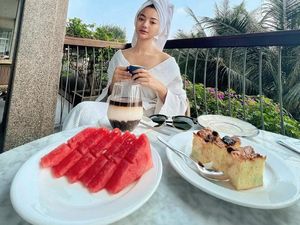 Cantiknya Glenca Chysara saat Ngopi di Kafe Kekinian