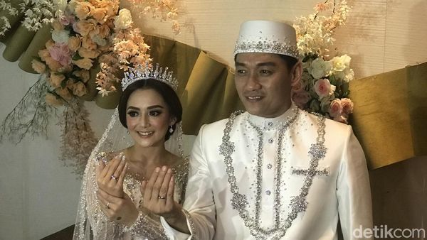 Senyum Semringah Ifan Seventeen dan Citra Monica Usai Menikah