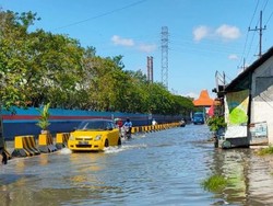 Banjir Rob Kembali Rendam Jalan Kalimas Surabaya, Kali Ini Setinggi 30 Cm