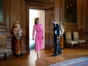 Cantik Bergaun Pink, Cara Manis Kate Middleton Hibur Anak Pasien Leukimia Cantik Bergaun Pink, Cara Manis Kate Middleton Hibur Anak Pasien Leukimia