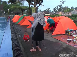 Kemping di Pinggir Kolam Lumajang di Kaki Gunung Semeru