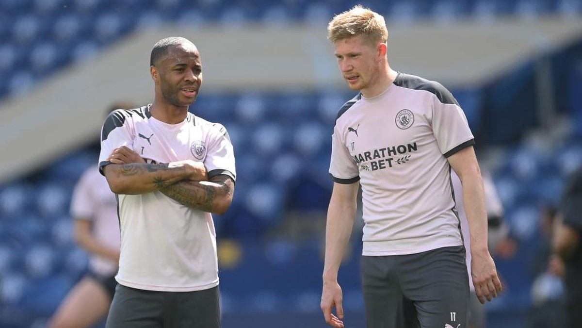 Kevin De Bruyne memahami rasa frustrasi Raheem Sterling yang mulai jarang jadi starter di Manchester City (Foto: Getty Images/David Ramos)