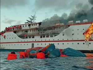 Momen Penumpang-ABK KM Karya Indah yang Terbakar Dievakuasi