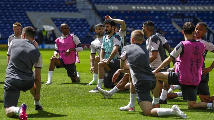 Manchester City players stretch during a training session ahead of the Champions League final match at the Dragao stadium in Porto, Portugal, Friday, May 28, 2021. Manchester City and Chelsea will play the Champions League final on Saturday. (AP Photo/Manu Fernandez)