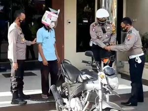 Pemotor Berhelm Rice Cooker Dilepas Polisi Usai Dapat Helm SNI Pemotor Berhelm Rice Cooker Dilepas Polisi Usai Dapat Helm SNI