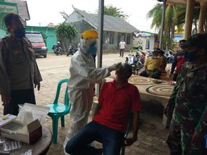 Polisi Tes Swab 35 Warga yang Datang Beri Ucapan Selamat ke Kades di Bekasi