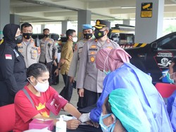 Polres Tangsel Gelar Vaksinasi COVID Kedua bagi 250 Mahasiswa dan Buruh