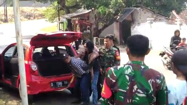 Preman dadang di Garut saat ditangkap usai serang markas TNI Preman dadang di Garut saat ditangkap usai serang markas TNI