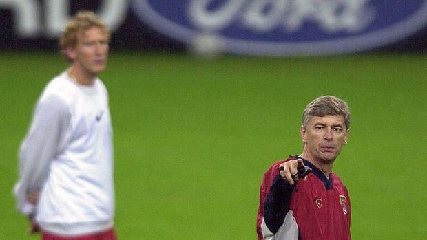 29 Oct 2001:  Ray Parlour of Arsenal watches as manager Arsene Wenger makes a point during training for tomorrows UEFA Champions League match against FC Schalke 04 at Arena AufSchalke, Gelsenkirchen, Germany. DIGITAL IMAGE  Mandatory Credit: Shaun Botterill/ALLSPORT
