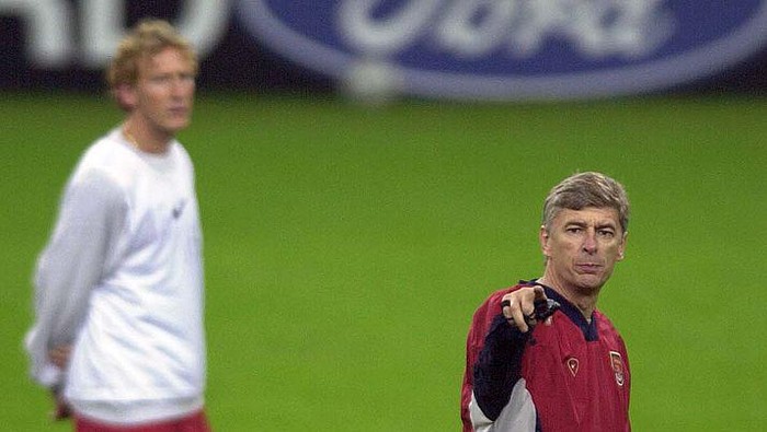 Ray parlour, Arsene wenger 29 Oct 2001: Ray Parlour of Arsenal watches as manager Arsene Wenger makes a point during training for tomorrows UEFA Champions League match against FC Schalke 04 at Arena AufSchalke, Gelsenkirchen, Germany. DIGITAL IMAGE Mandatory Credit: Shaun Botterill/ALLSPORT