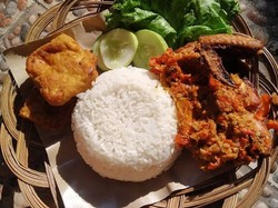 5 Tempat Makan di Jaksel Ini Punya Sambal yang Pedas Nampol!