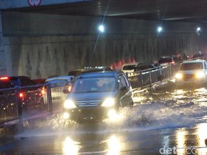 Underpass Kentungan Sleman Tergenang, Lalin Tersendat-Motor Mogok Underpass Kentungan Sleman Tergenang, Lalin Tersendat-Motor Mogok