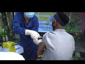 Vaksinasi COVID Door to Door Jangkau Puluhan Lansia di Pelosok Kalteng