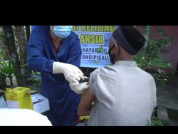 Vaksinasi COVID Door to Door Jangkau Puluhan Lansia di Pelosok Kalteng