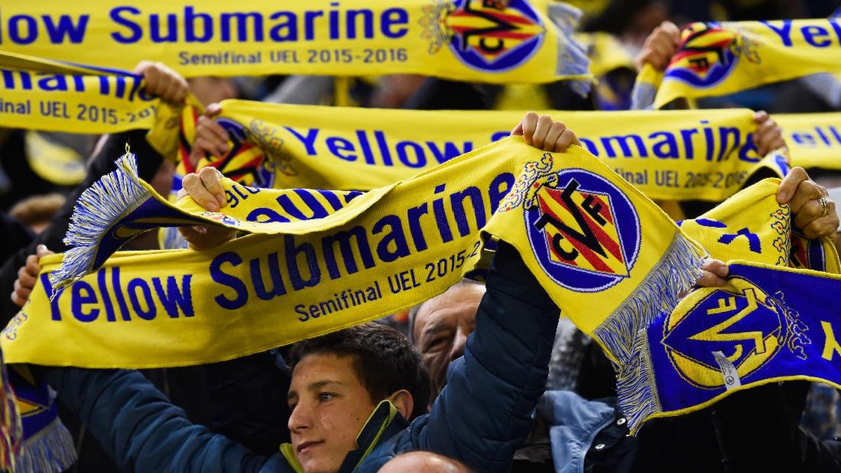 Fans Villarreal membentangkan syal bertuliskan Yellow Submarine. (Foto: Getty Images/David Ramos)