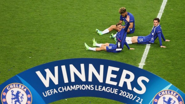 PORTO, PORTUGAL - MAY 29: Mason Mount, Ben Chilwell and Reece James of Chelsea celebrate on the pitch after winning the UEFA Champions League Final between Manchester City and Chelsea FC at Estadio do Dragao on May 29, 2021 in Porto, Portugal. (Photo by Michael Steele/Getty Images)
