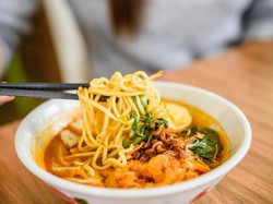 Aneh! Pria Ini Minta Bungkus Makanan Pakai Akuarium Bekas Ikan yang Amis