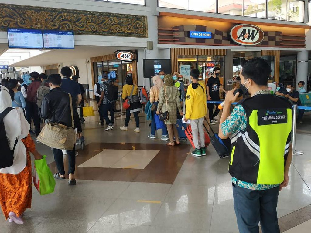 Jumlah Penumpang di Bandara Juanda Terus Meningkat Usai Larangan Mudik Jumlah Penumpang di Bandara Juanda Terus Meningkat Usai Larangan Mudik