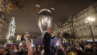 Pendukung Chelsea tumpah ke jalan saat merayakan gelar juara. AP Photo/Luis Vieira.