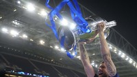 Akhirnya Olivier Giroud mengangkat tropi Si Kuping Besar. AP Photo/Manu Fernandez, Pool.