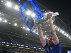 Akhirnya Olivier Giroud mengangkat tropi Si Kuping Besar. AP Photo/Manu Fernandez, Pool.