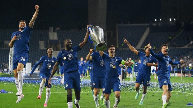 PORTO, PORTUGAL - MAY 29: Antonio Ruediger and Cesar Azpilicueta of Chelsea celebrate with the Champions League Trophy alongside teammates Olivier Giroud, Marcos Alonso, Reece James and Mason Mount following their team's victory during the UEFA Champions League Final between Manchester City and Chelsea FC at Estadio do Dragao on May 29, 2021 in Porto, Portugal. (Photo by David Ramos/Getty Images)