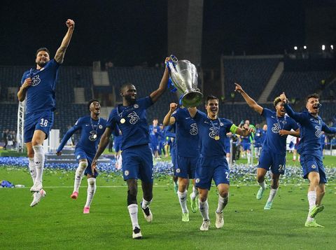 PORTO, PORTUGAL - MAY 29: Antonio Ruediger and Cesar Azpilicueta of Chelsea celebrate with the Champions League Trophy alongside teammates Olivier Giroud, Marcos Alonso, Reece James and Mason Mount following their team's victory during the UEFA Champions League Final between Manchester City and Chelsea FC at Estadio do Dragao on May 29, 2021 in Porto, Portugal. (Photo by David Ramos/Getty Images)