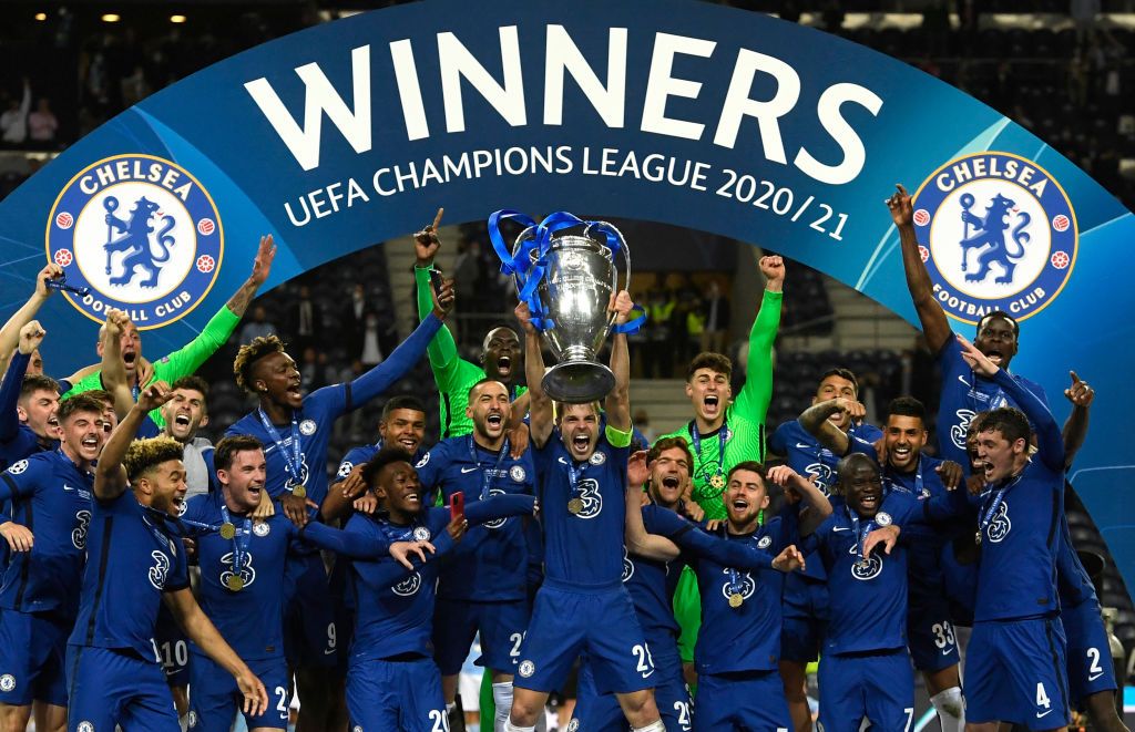 PORTO, PORTUGAL - MAY 29: Cesar Azpilicueta of Chelsea lifts the Champions League Trophy following their team's victory in the UEFA Champions League Final between Manchester City and Chelsea FC at Estadio do Dragao on May 29, 2021 in Porto, Portugal. (Photo by Pierre-Philippe Marcou - Pool/Getty Images)