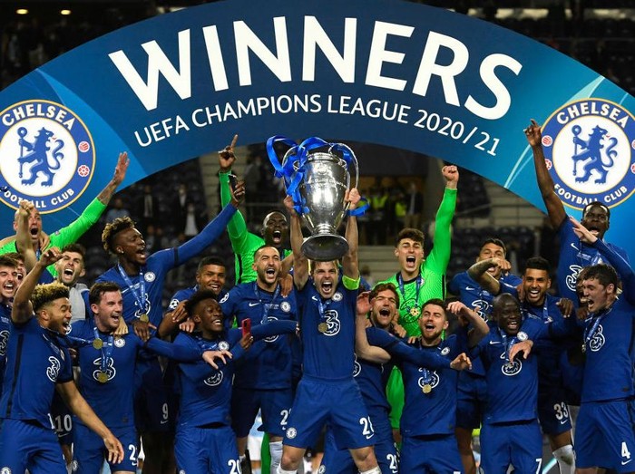 PORTO, PORTUGAL - MAY 29: Cesar Azpilicueta of Chelsea lifts the Champions League Trophy following their team's victory in the UEFA Champions League Final between Manchester City and Chelsea FC at Estadio do Dragao on May 29, 2021 in Porto, Portugal. (Photo by Pierre-Philippe Marcou - Pool/Getty Images)