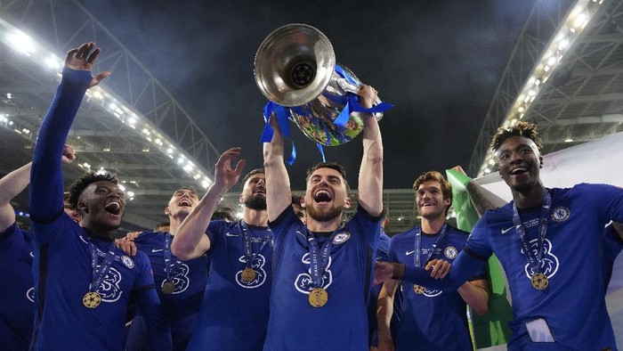 Chelseas Jorginho celebrates with the trophy after winning the Champions League final soccer match between Manchester City and Chelsea at the Dragao Stadium in Porto, Portugal, Saturday, May 29, 2021. (AP Photo/Manu Fernandez, Pool)