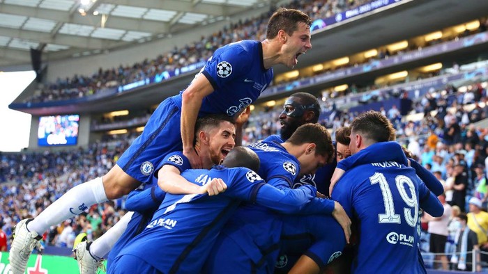 PORTO, PORTUGAL - MAY 29: Kai Havertz of Chelsea (hidden) celebrates with team mates after scoring their sides first goal during the UEFA Champions League Final between Manchester City and Chelsea FC at Estadio do Dragao on May 29, 2021 in Porto, Portugal. (Photo by Jose Coelho - Pool/Getty Images)