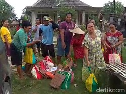 Warga Kepohkidul Kembalikan Bansos ke Kecamatan Kedungadem Bojonegoro