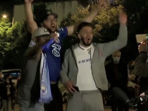 Euforia Para Suporter Rayakan Kemenangan Chelsea di Liga Champions