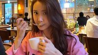 10 Pose Kece YoonA SNSD yang Awet Muda Saat Nongkrong di Kafe
