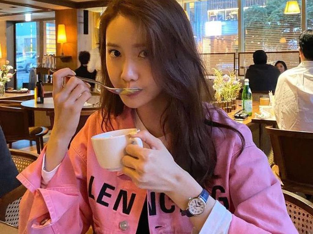 10 Pose Kece YoonA SNSD yang Awet Muda Saat Nongkrong di Kafe