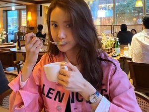 10 Pose Kece YoonA SNSD yang Awet Muda Saat Nongkrong di Kafe 10 Pose Kece YoonA SNSD yang Awet Muda Saat Nongkrong di Kafe