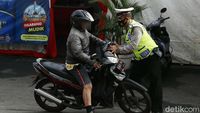 Hindari Razia Masker, Pemotor Hampir Tabrak Polisi