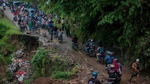 Jalan Penghubung Banten-Jawa Barat Longsor