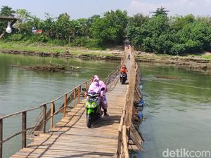 Ini Jembatan Apung di Sungai Porong yang Bantu Warga Pangkas Jarak 8 Km