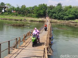 Ini Jembatan Apung di Sungai Porong yang Bantu Warga Pangkas Jarak 8 Km