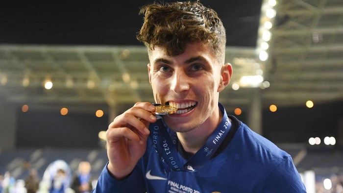 PORTO, PORTUGAL - MAY 29: Kai Havertz of Chelsea celebrates with his winners medal following victory during the UEFA Champions League Final between Manchester City and Chelsea FC at Estadio do Dragao on May 29, 2021 in Porto, Portugal. (Photo by David Ramos/Getty Images)