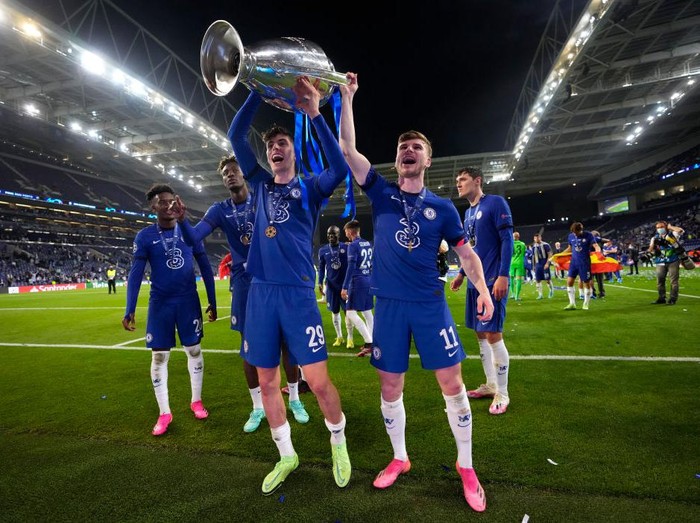 PORTO, PORTUGAL - MAY 29: Kai Havertz and Timo Werner of Chelsea celebrate with the Champions League Trophy following their teams victory in the UEFA Champions League Final between Manchester City and Chelsea FC at Estadio do Dragao on May 29, 2021 in Porto, Portugal. (Photo by Manu Fernandez - Pool/Getty Images)