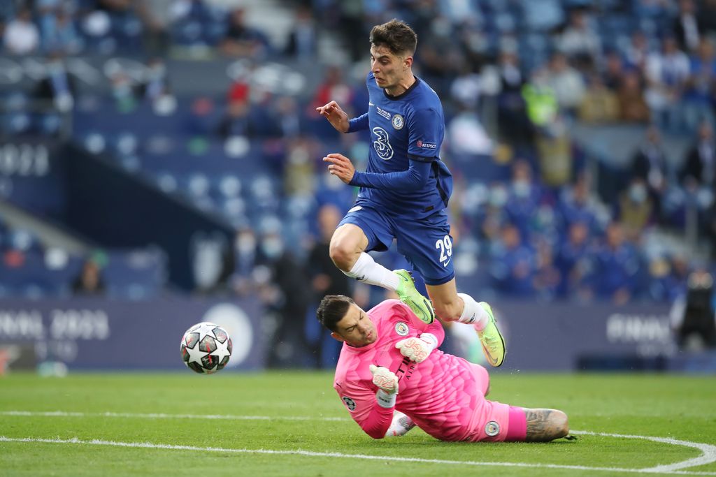 PORTO, PORTUGAL - MAY 29: Kai Havertz of Chelsea beats Ederson of Manchester City to go on to score their side's first goal during the UEFA Champions League Final between Manchester City and Chelsea FC at Estadio do Dragao on May 29, 2021 in Porto, Portugal. (Photo by Jose Coelho - Pool/Getty Images)