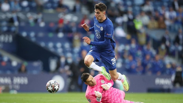 PORTO, PORTUGAL - MAY 29: Kai Havertz of Chelsea beats Ederson of Manchester City to go on to score their sides first goal during the UEFA Champions League Final between Manchester City and Chelsea FC at Estadio do Dragao on May 29, 2021 in Porto, Portugal. (Photo by Jose Coelho - Pool/Getty Images)