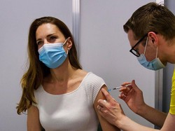 Gaya Santai Kate Middleton Jalani Vaksinasi COVID-19 Dosis Pertama