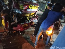 Bus Rombongan Peziarah Adu Banteng dengan Truk di Jalur Pantura Demak