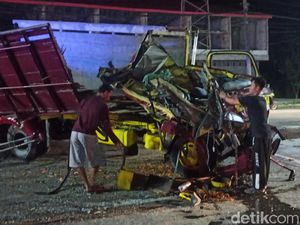 Detik-detik Bus Rombongan Peziarah Adu Banteng dengan Truk di Demak