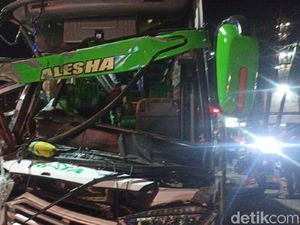 Bus Adu Banteng dengan Truk di Demak, 5 Orang Dilarikan ke RS