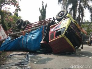 Truk Muat Semen Terbalik Setelah Tabrak 4 Kendaraan di Lamongan