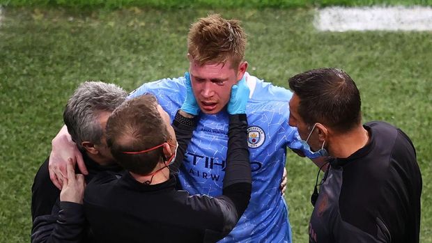 PORTO, PORTUGAL - MAY 29: Kevin De Bruyne of Manchester City walks off after suffering an injury during the UEFA Champions League Final between Manchester City and Chelsea FC at Estadio do Dragao on May 29, 2021 in Porto, Portugal. (Photo by Michael Steele/Getty Images)